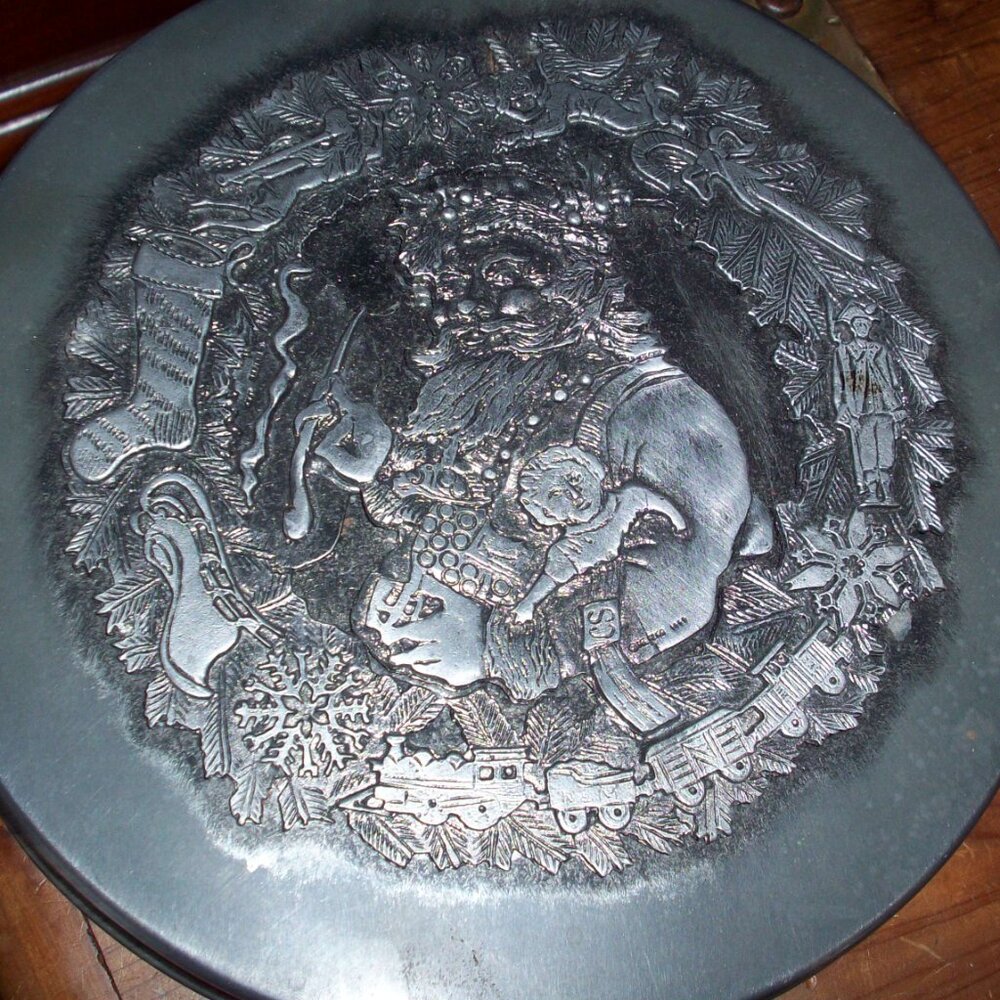 Vintage  “Designs by Metzke” Pewter Decorative Holiday Christmas Round Tin,dents